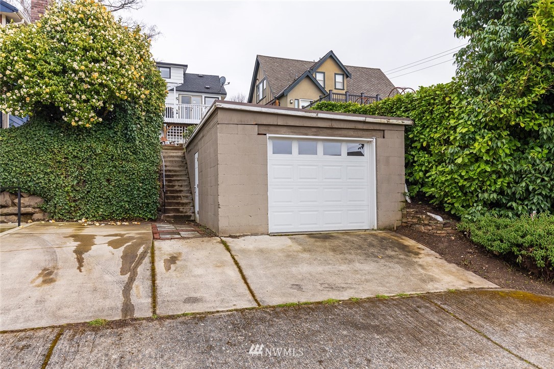 2409 30th Avenue West Seattle, WA 98199 - Photo 34 of 38