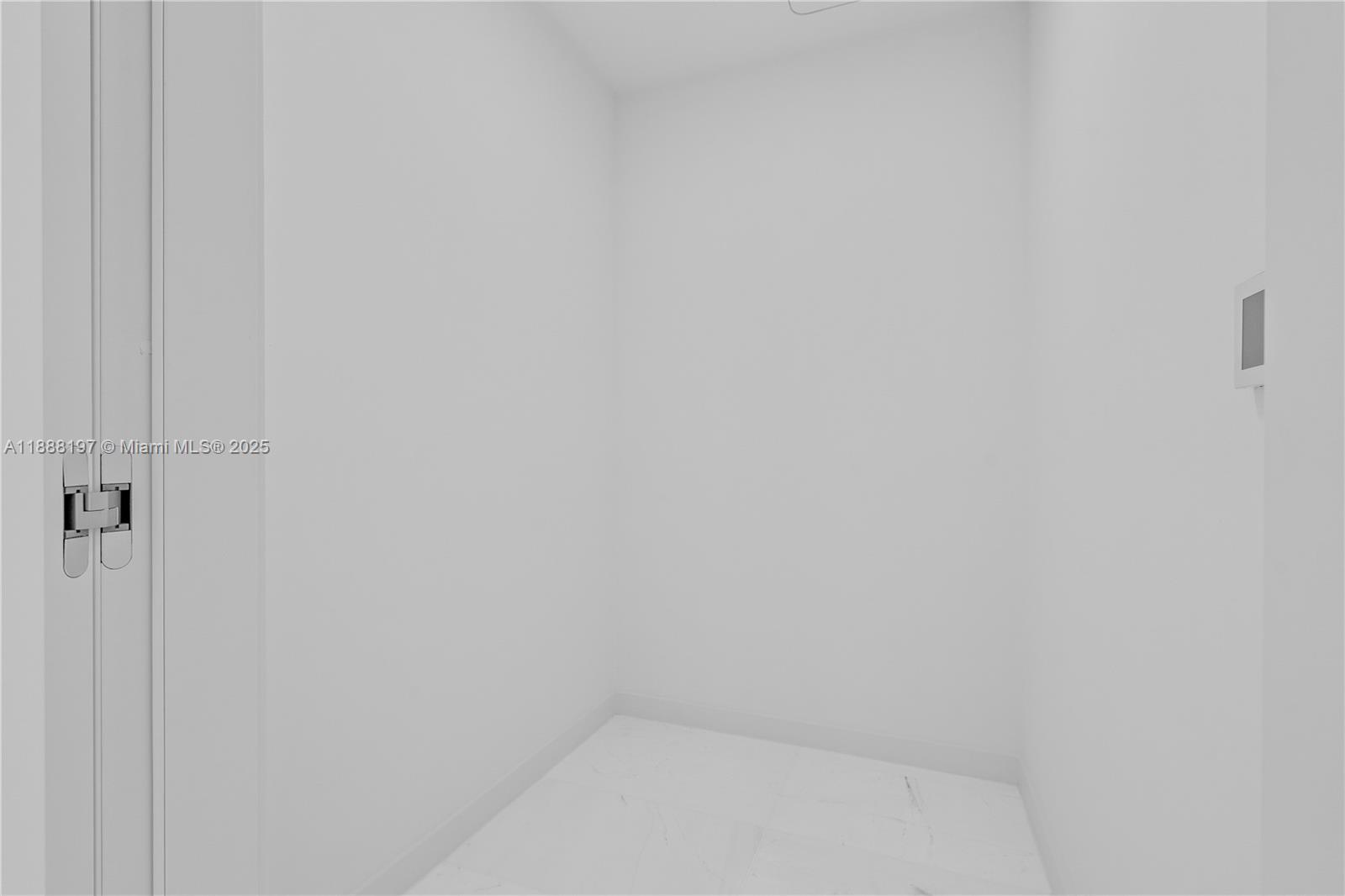 300 Biscayne Blvd Way, Unit 1103 Miami, FL 33131 - Photo 20 of 47 a small space with a window