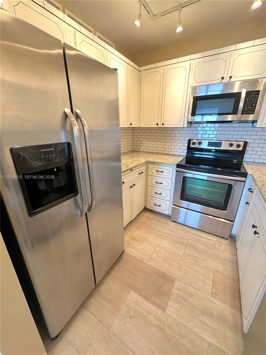 2800 Northeast 28th Street, Unit 14 Lighthouse Point, FL 33064 - Photo 5 of 11