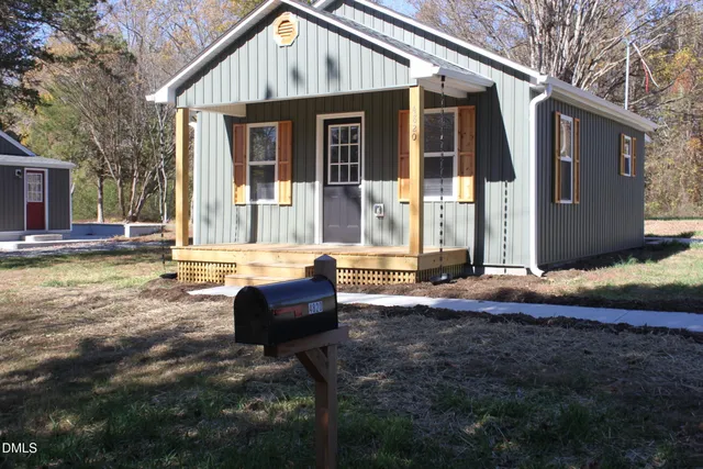 a sign on the wall of a picture