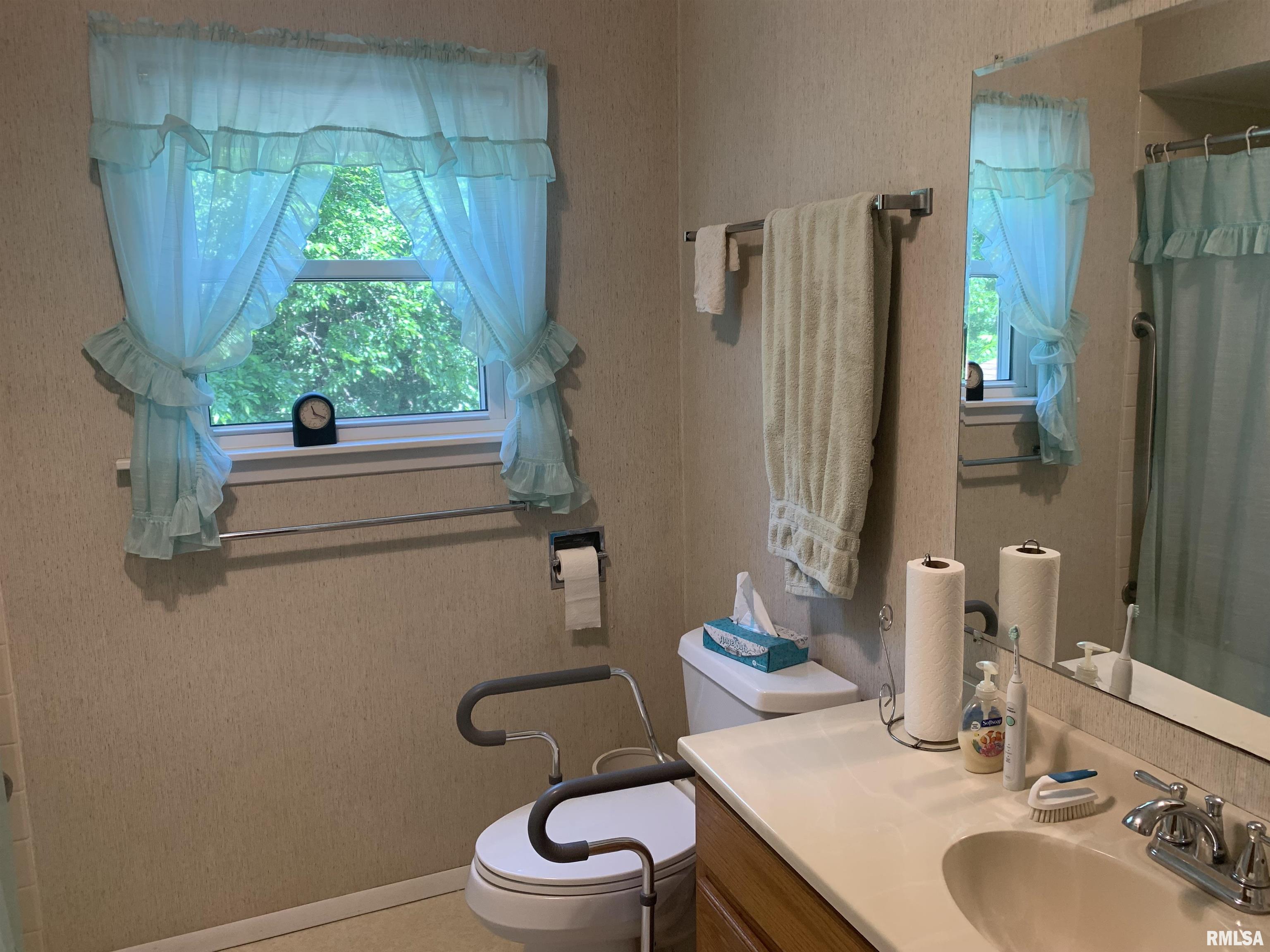 1811 East Maple Ridge Drive Peoria, IL 61603 - Photo 12 of 34