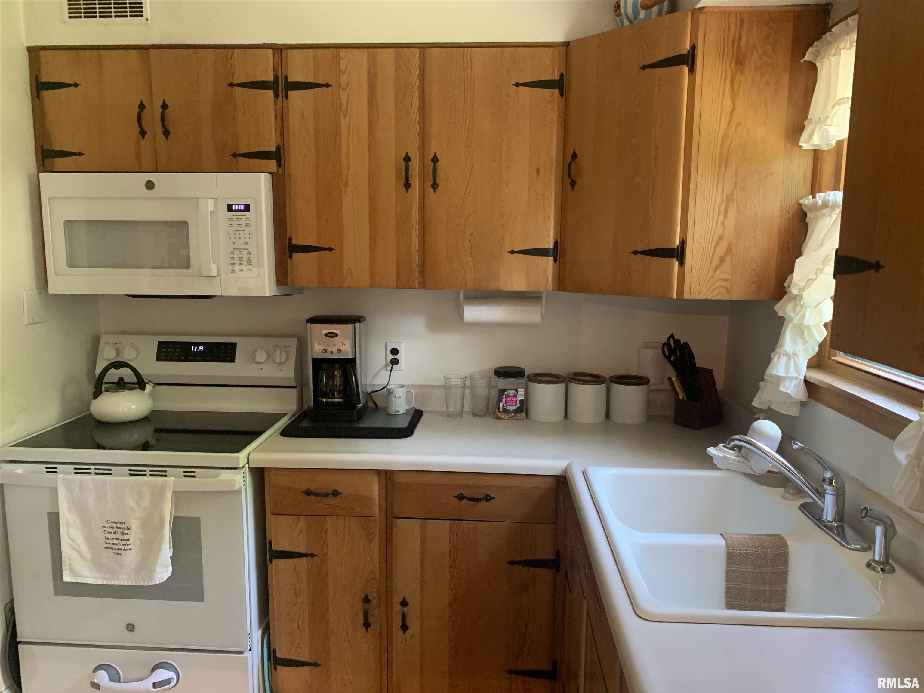 1811 East Maple Ridge Drive Peoria, IL 61603 - Photo 8 of 34