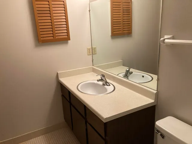 $925 | 5000 West Cold Spring Road, Greenfield, WI 53220