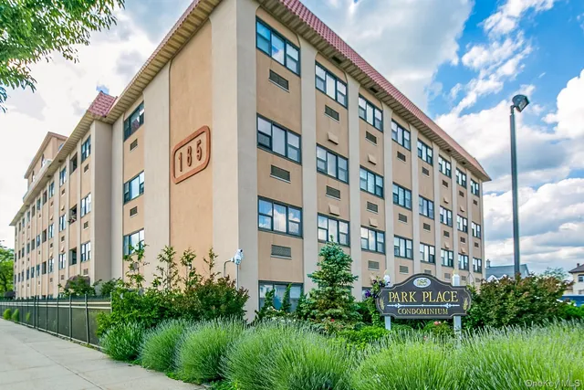 $3,000 | 185 West Park Avenue, Unit 101, Long Beach, NY 11561