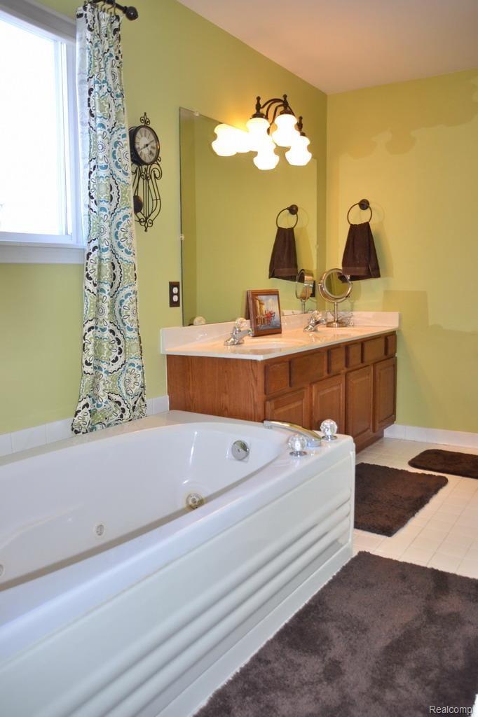 3915 Nearing Road Rochester, MI 48309 - Photo 14 of 26 Master Bath