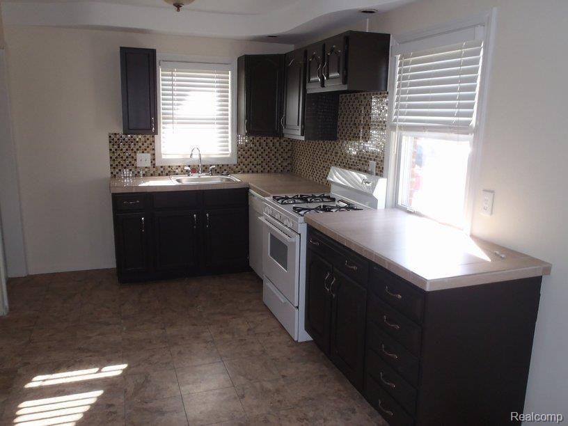 6469 Pelham Road Allen Park, MI 48101 - Photo 9 of 17 P4030041.JPG