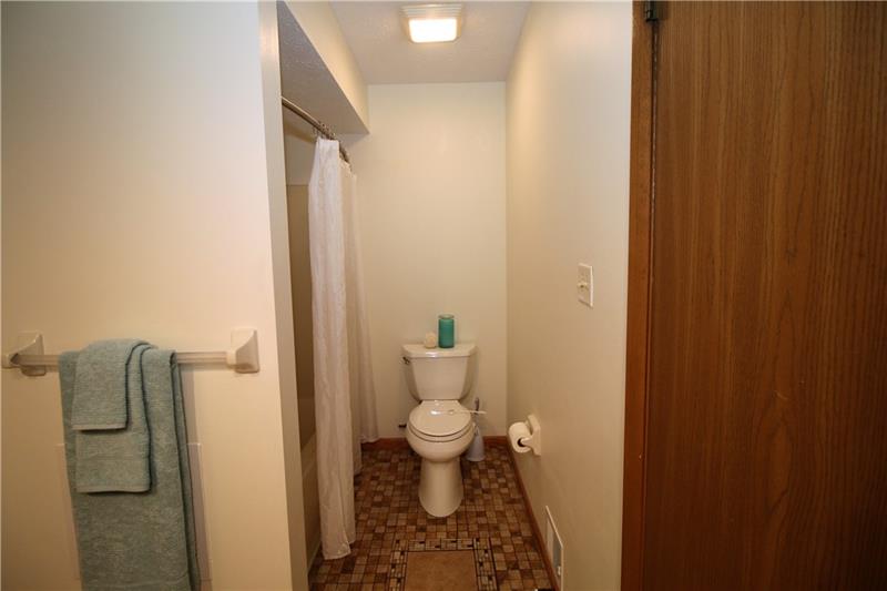 325 Spring Run Drive Monroeville, PA 15146 - Photo 11 of 20 Tub/shower combo in full bath