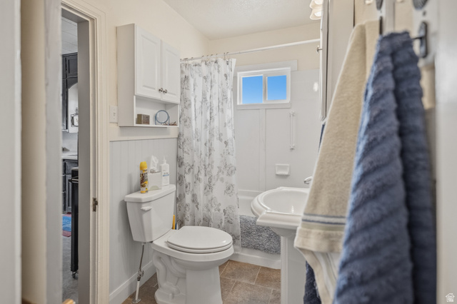 82 South 100 West Lyman, UT 84749 - Photo 17 of 27 Bathroom featuring shower / tub combo and a textured ceiling