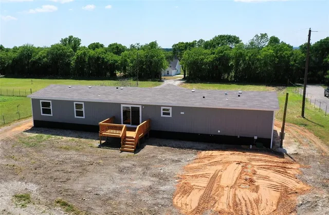 a view of a backyard with a house