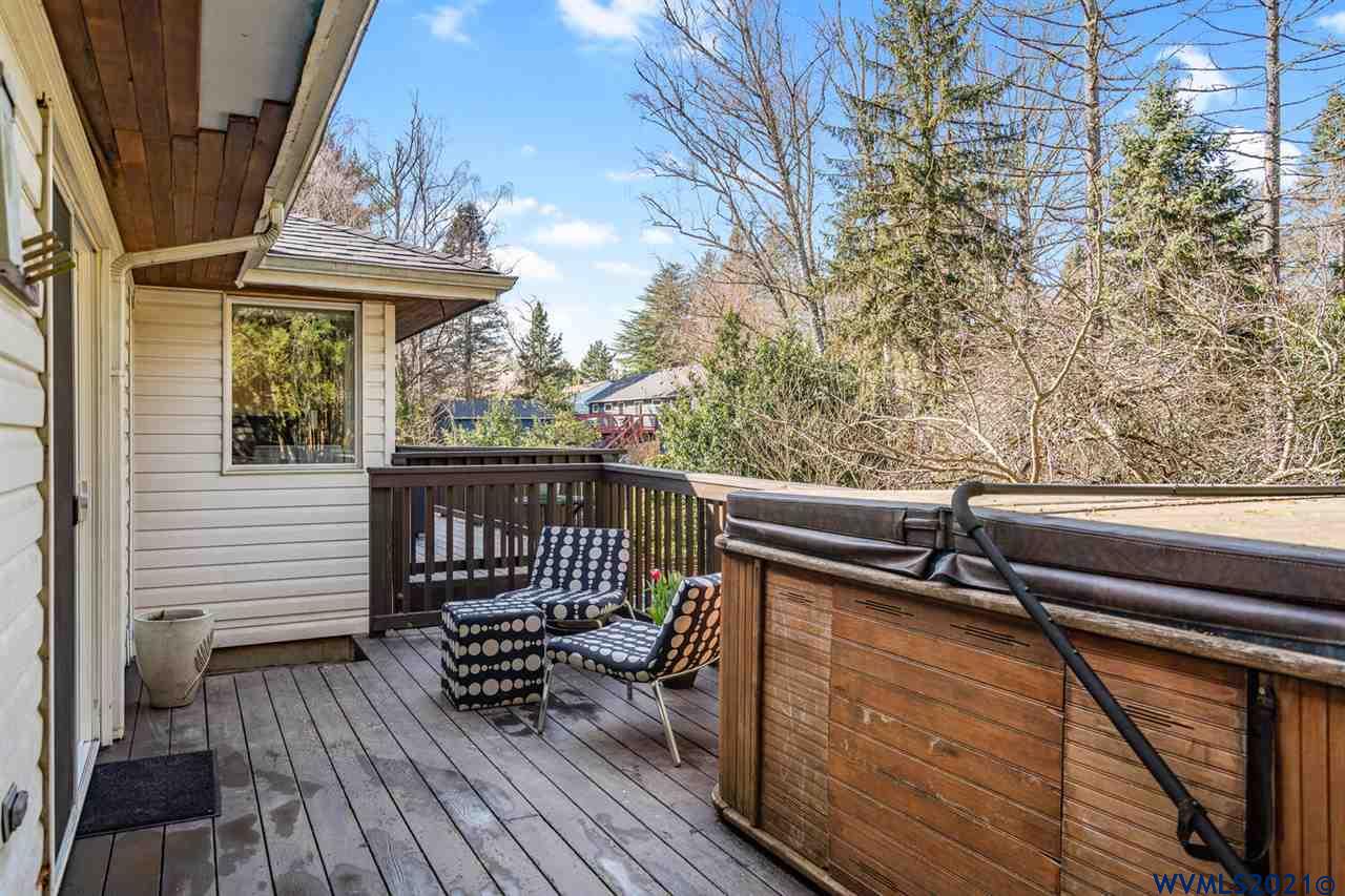 5533 Southwest Vermont Street Portland, OR 97219 - Photo 14 of 30