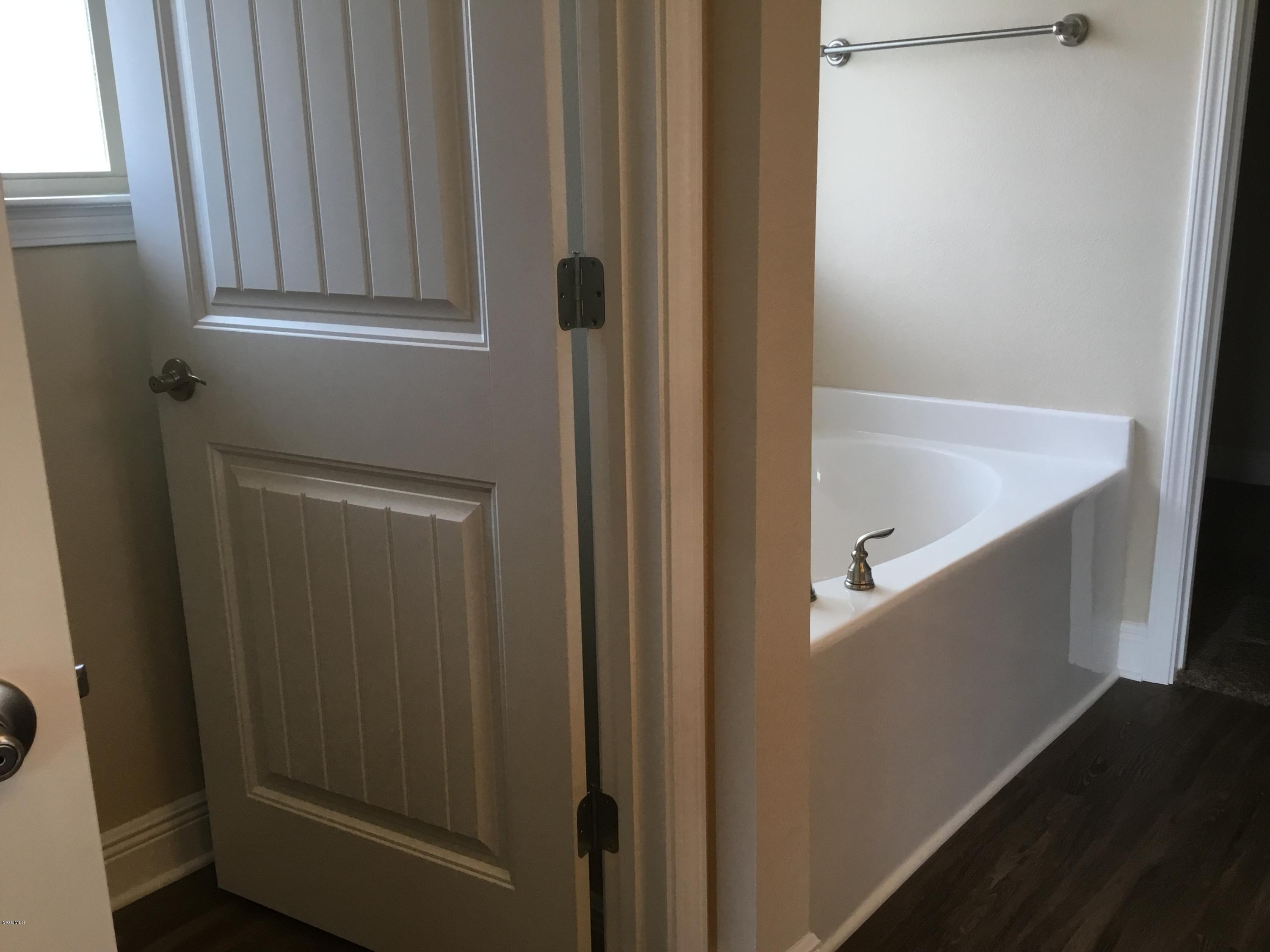 14003 Hudson Krohn Road Biloxi, MS 39532 - Photo 34 of 44 Garden Tub