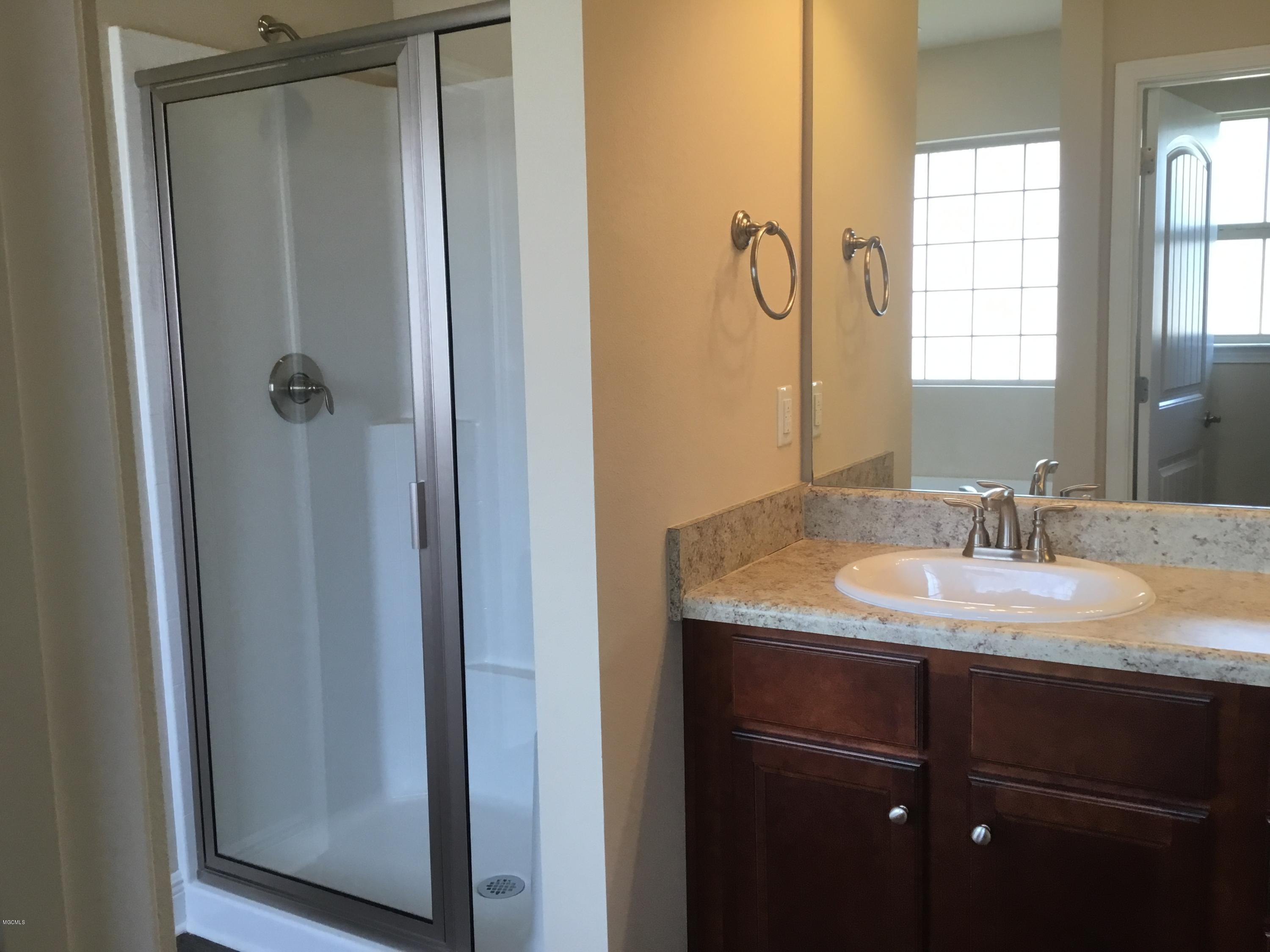 14003 Hudson Krohn Road Biloxi, MS 39532 - Photo 35 of 44 Shower w/ Bench