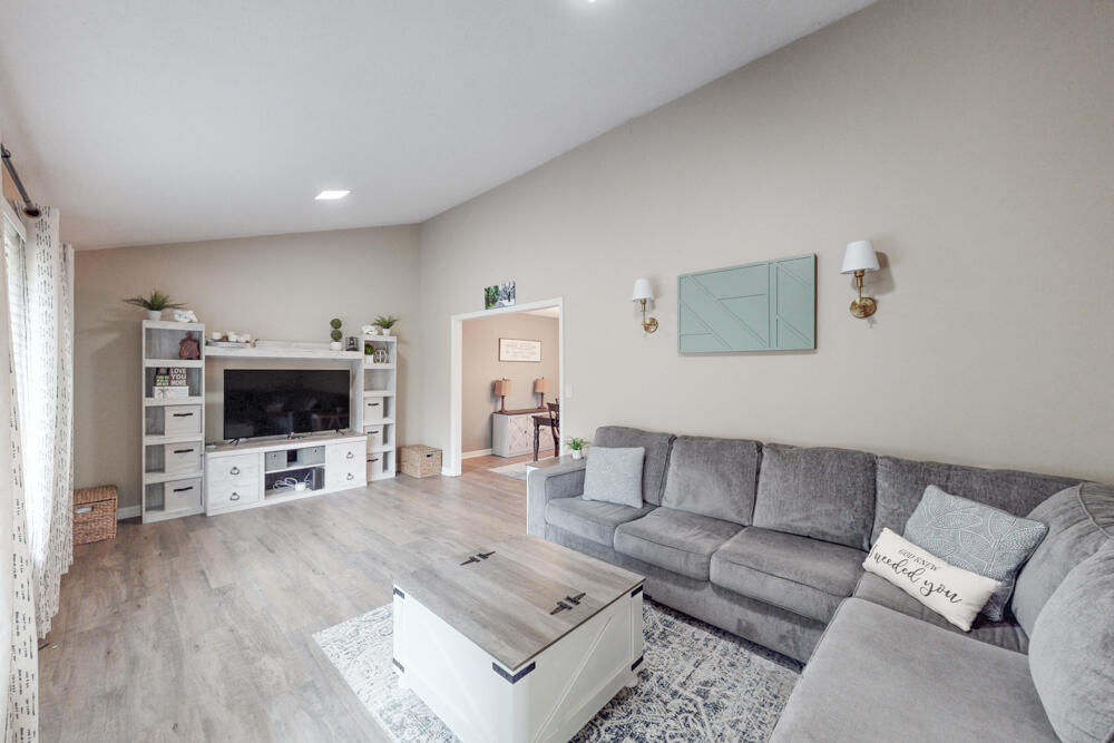 613 Cardinal Drive Aiken, SC 29803 - Photo 2 of 27 Spacious Living Room!