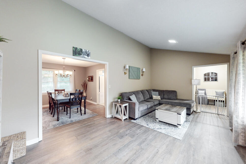 613 Cardinal Drive Aiken, SC 29803 - Photo 3 of 27 Living Room!