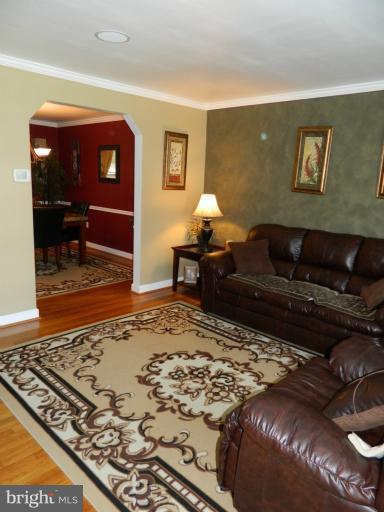 67 Garden Ridge Road Baltimore, MD 21228 - Photo 13 of 26 a living room with a couch