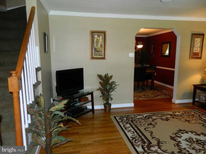 67 Garden Ridge Road Baltimore, MD 21228 - Photo 6 of 26 a living room with furniture and a rug