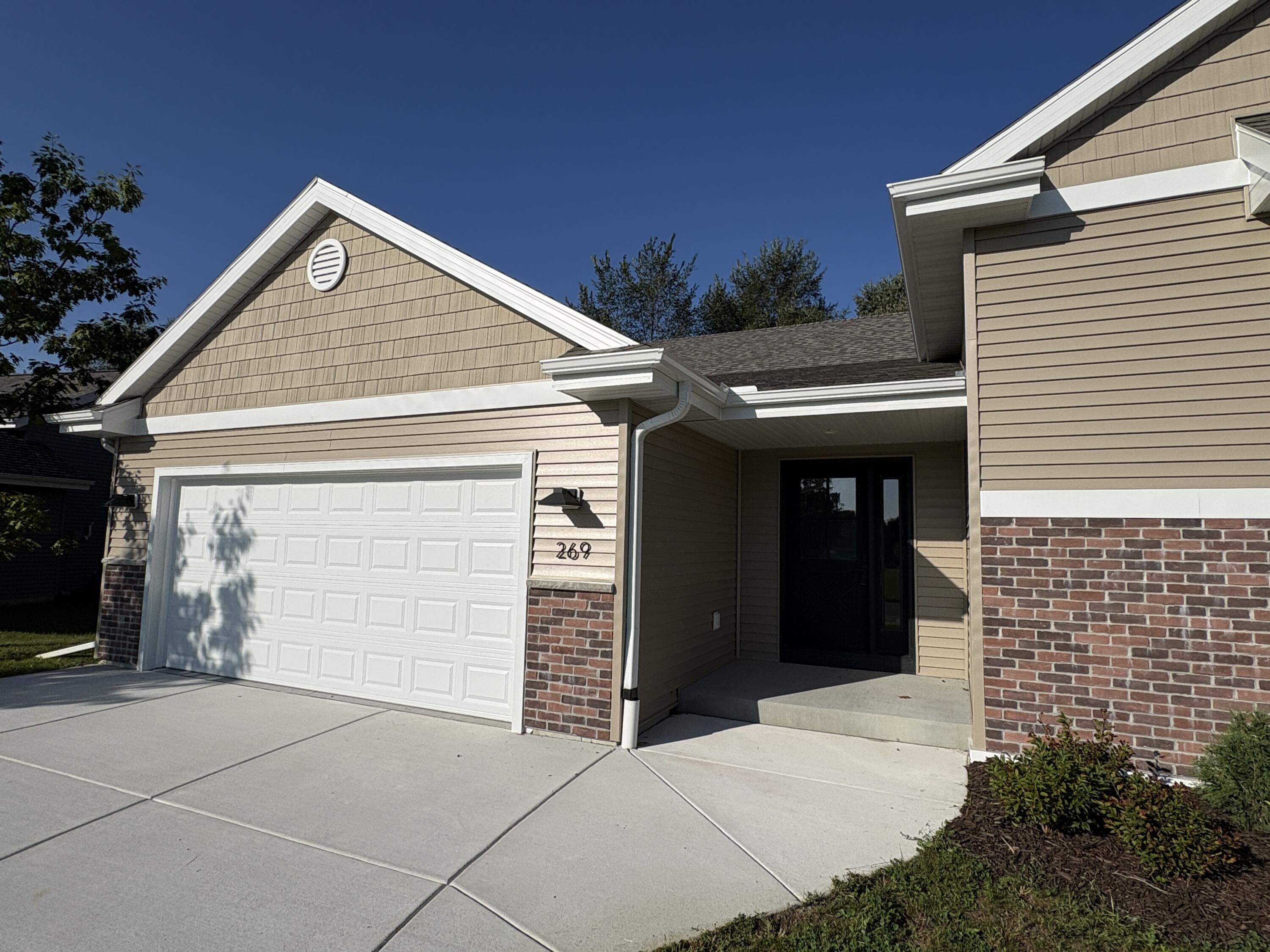 269 Cardinal Drive Sullivan, WI 53178 - Photo 2 of 35 Entrance