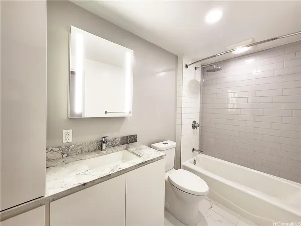 $3,100 | 987 Queen Street, Unit 806, Honolulu, HI 96814