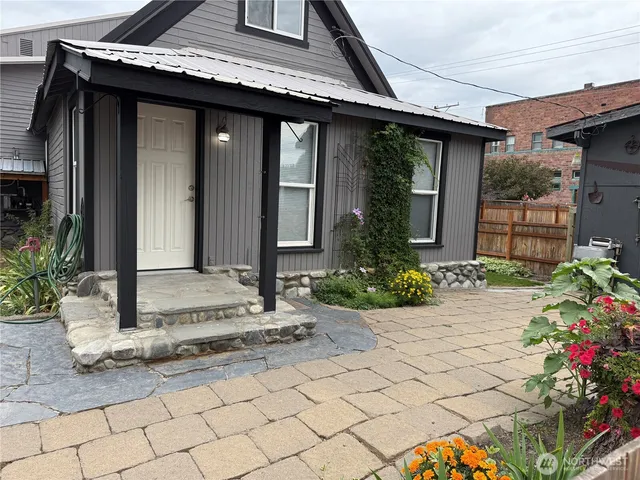 $1,800 | 204 West Pennsylvania Avenue, Unit 4, Roslyn, WA 98941