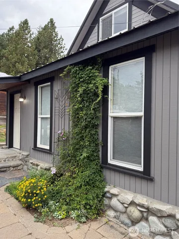 $1,800 | 204 West Pennsylvania Avenue, Unit 4, Roslyn, WA 98941