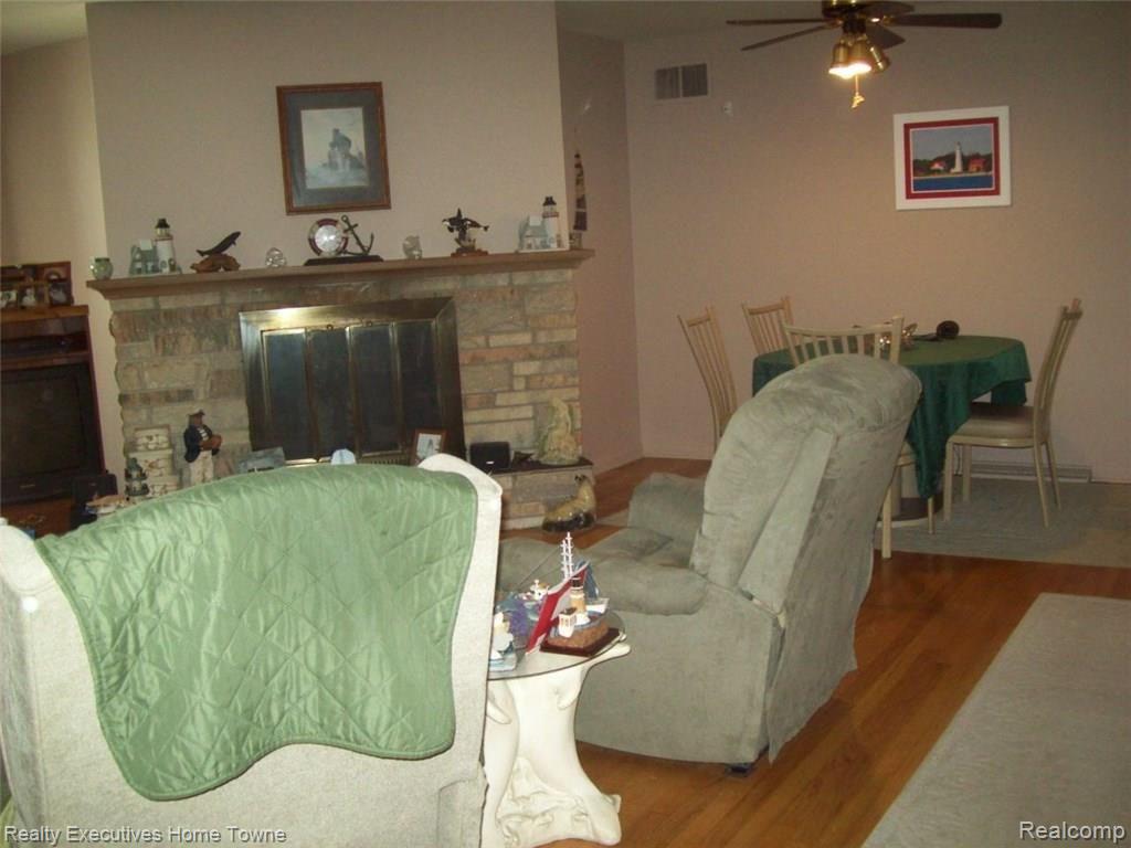 5256 Lakeshore Road Fort Gratiot, MI 48059 - Photo 7 of 12 100_0629.JPG