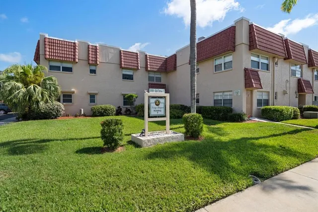 $155,000 | 10038 62nd Avenue North, Unit 17, St. Petersburg, FL 33708