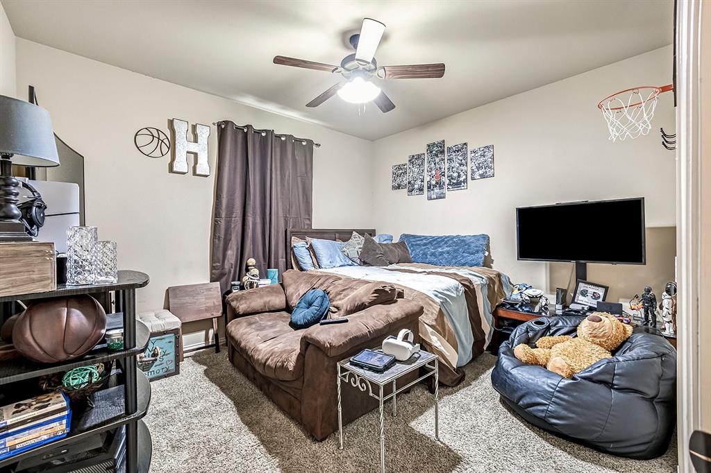 3206 Meadow Ridge Drive Midlothian, TX 76065 - Photo 10 of 37 a living room with furniture and a flat screen tv
