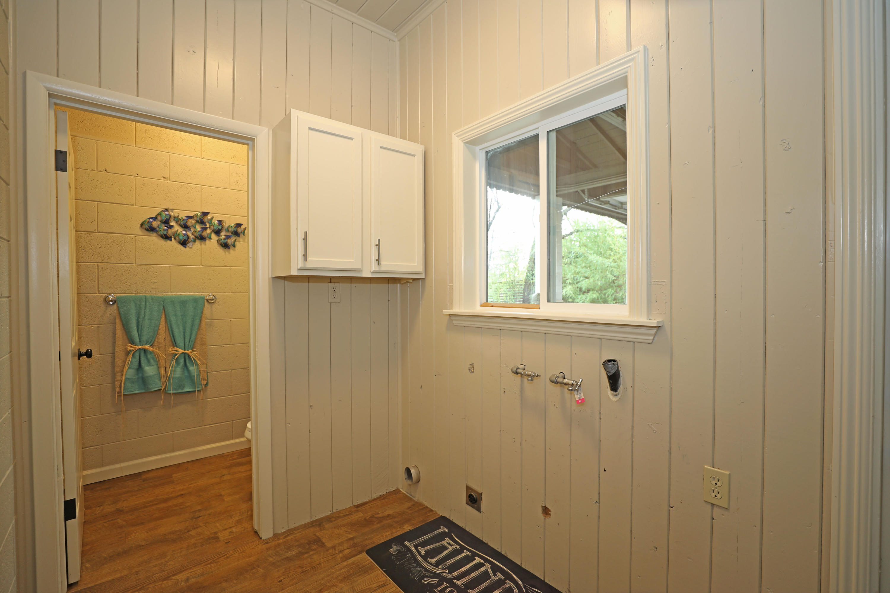 17944 Oasis Road Redding, CA 96003 - Photo 11 of 22 Laundry Room