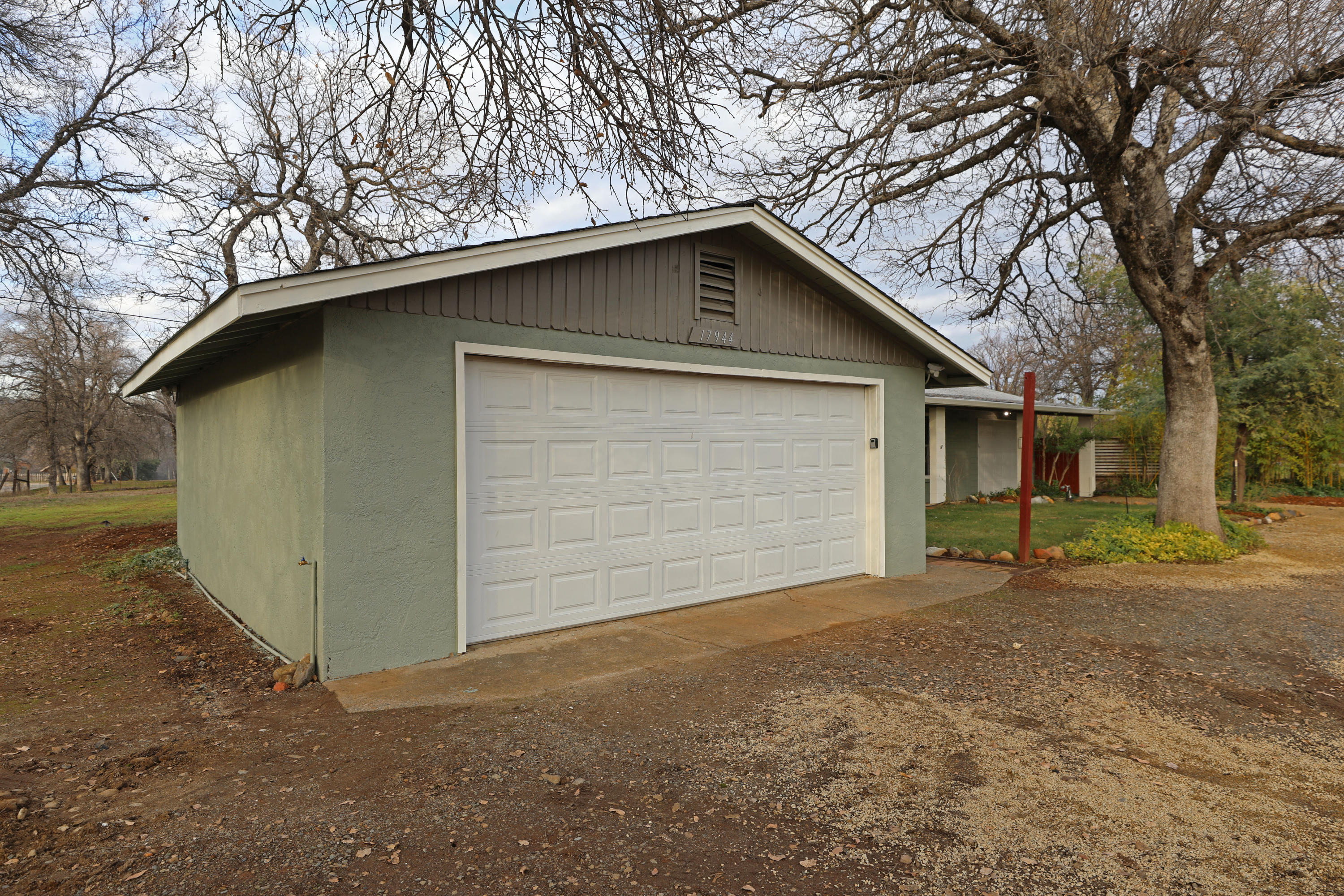 17944 Oasis Road Redding, CA 96003 - Photo 18 of 22 Detached Garage