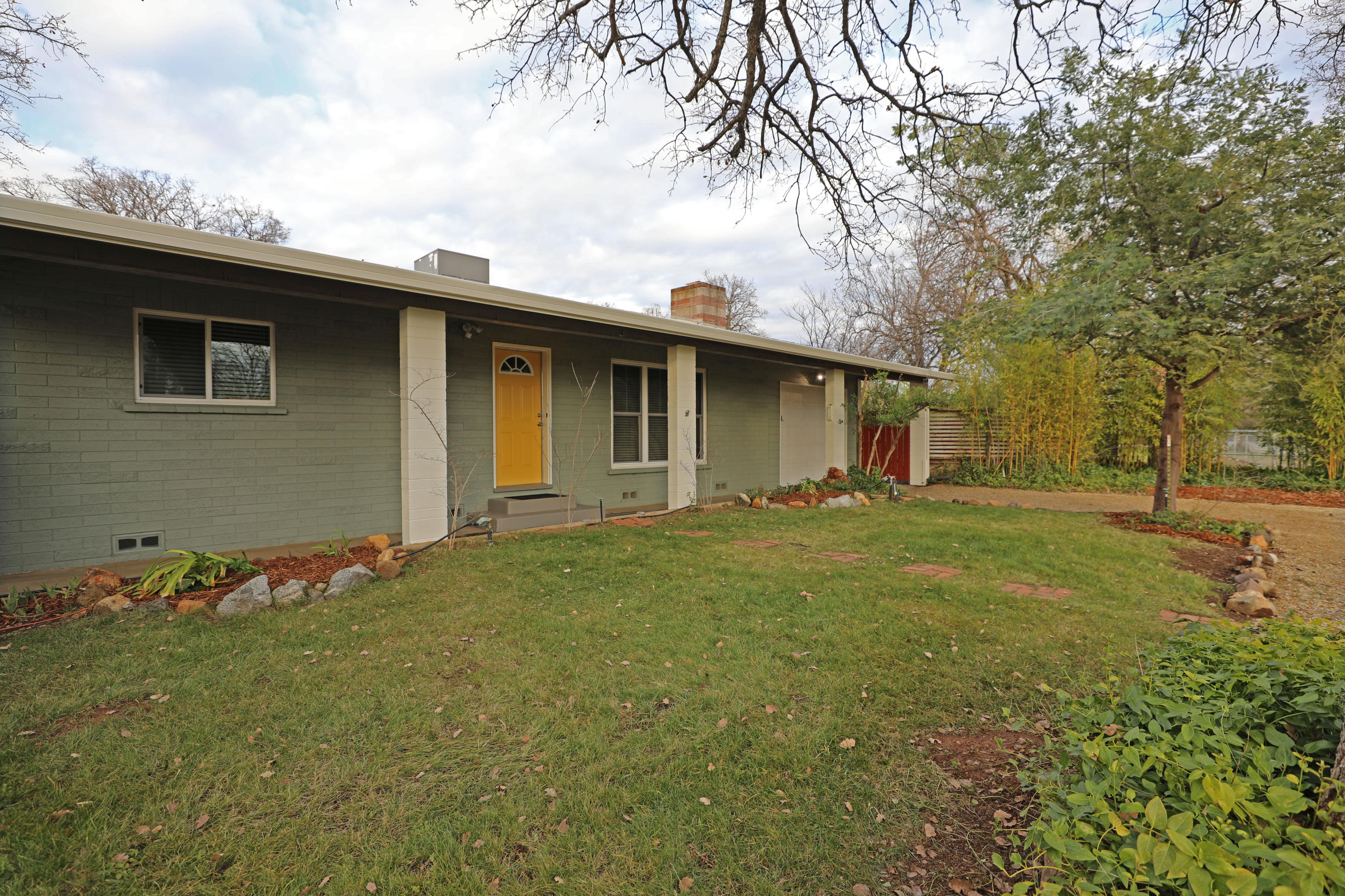 17944 Oasis Road Redding, CA 96003 - Photo 21 of 22 Front Yard