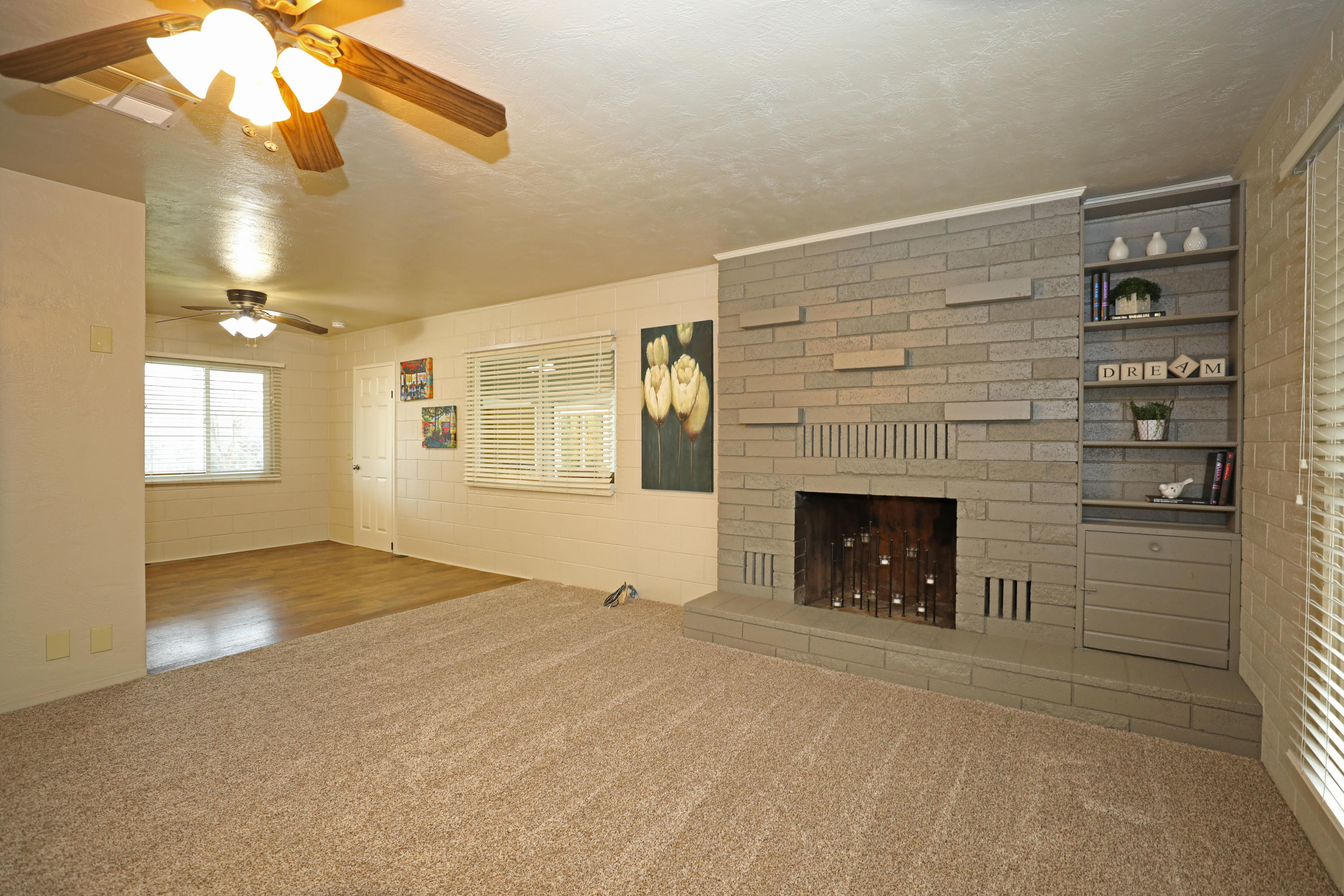 17944 Oasis Road Redding, CA 96003 - Photo 4 of 22 Living Room/Dining Area