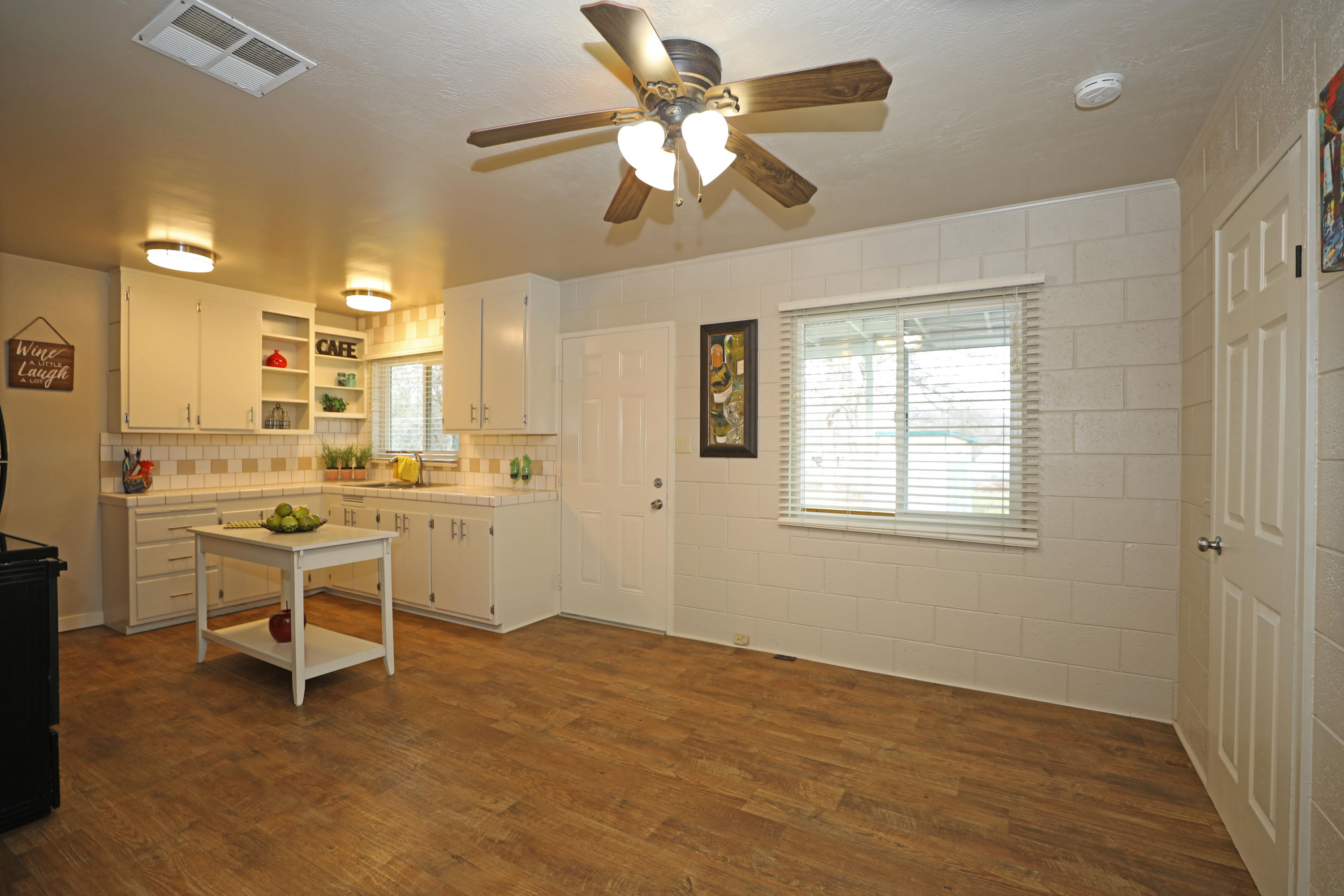 17944 Oasis Road Redding, CA 96003 - Photo 5 of 22 Dining Area