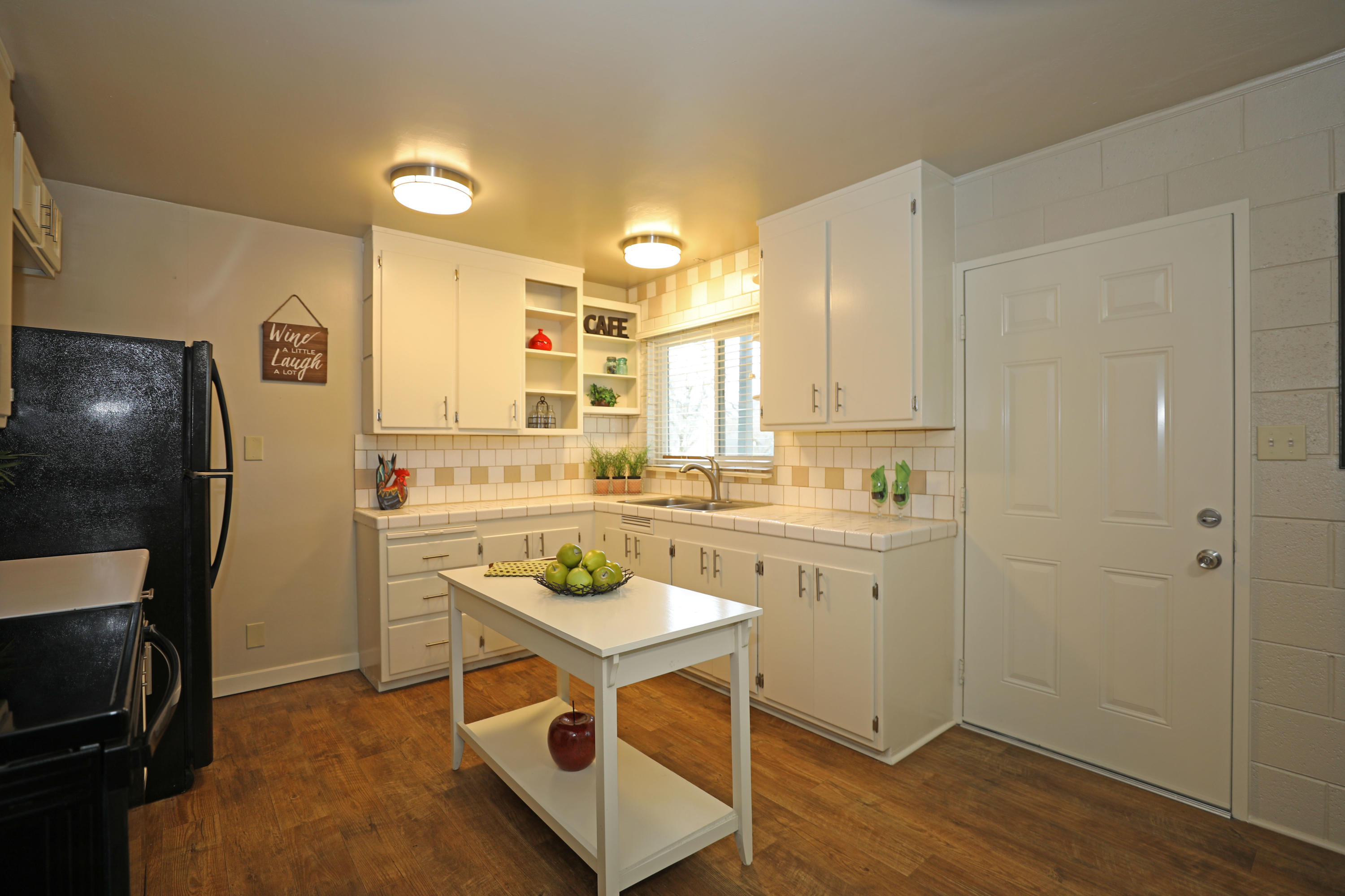 17944 Oasis Road Redding, CA 96003 - Photo 6 of 22 Kitchen