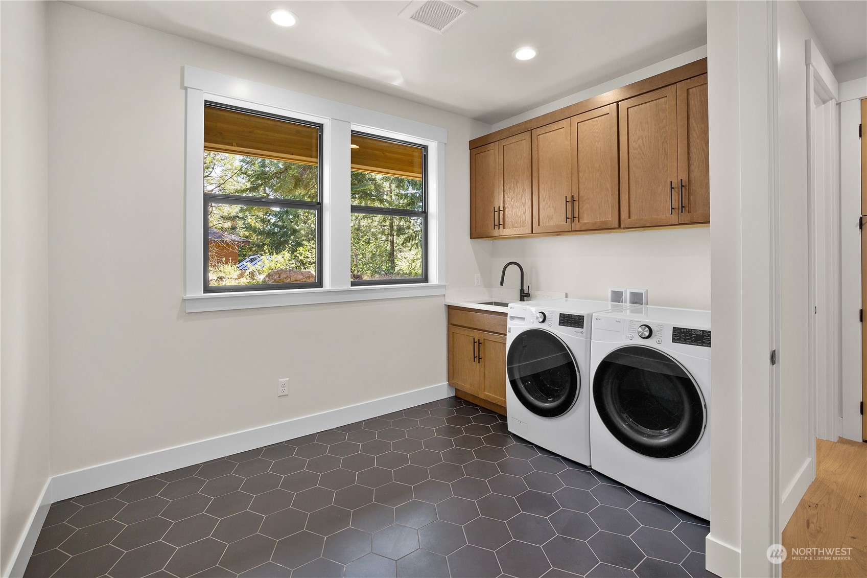 21 Kokanee Loop Cle Elum, WA 98922 - Photo 16 of 35 a utility room with dryer and washer