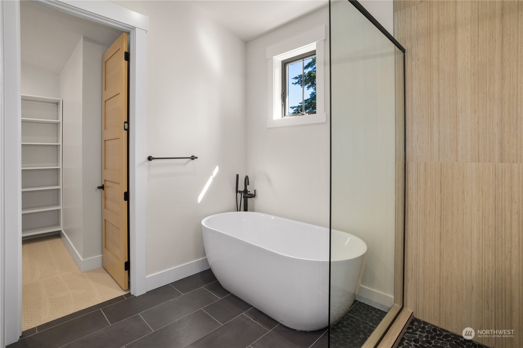 21 Kokanee Loop Cle Elum, WA 98922 - Photo 27 of 35 a bathroom with a bathtub and shower