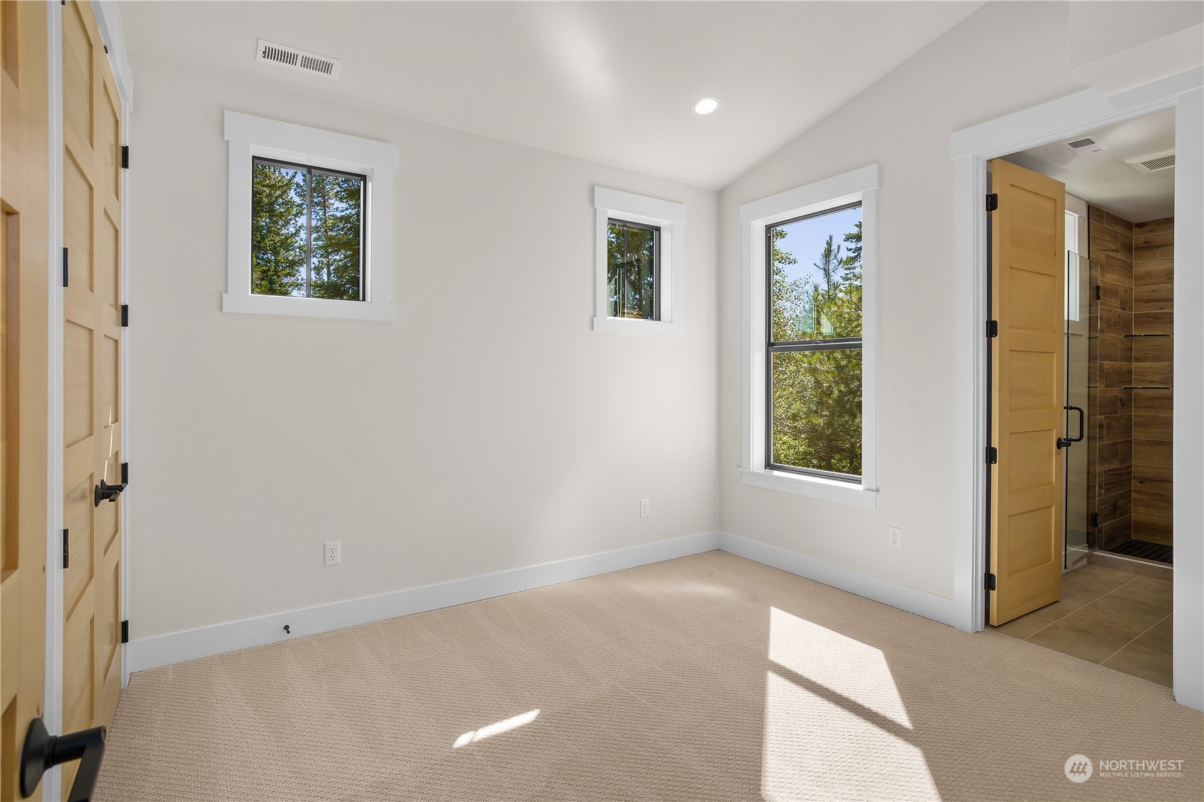 21 Kokanee Loop Cle Elum, WA 98922 - Photo 29 of 35 a view of an empty room with a window