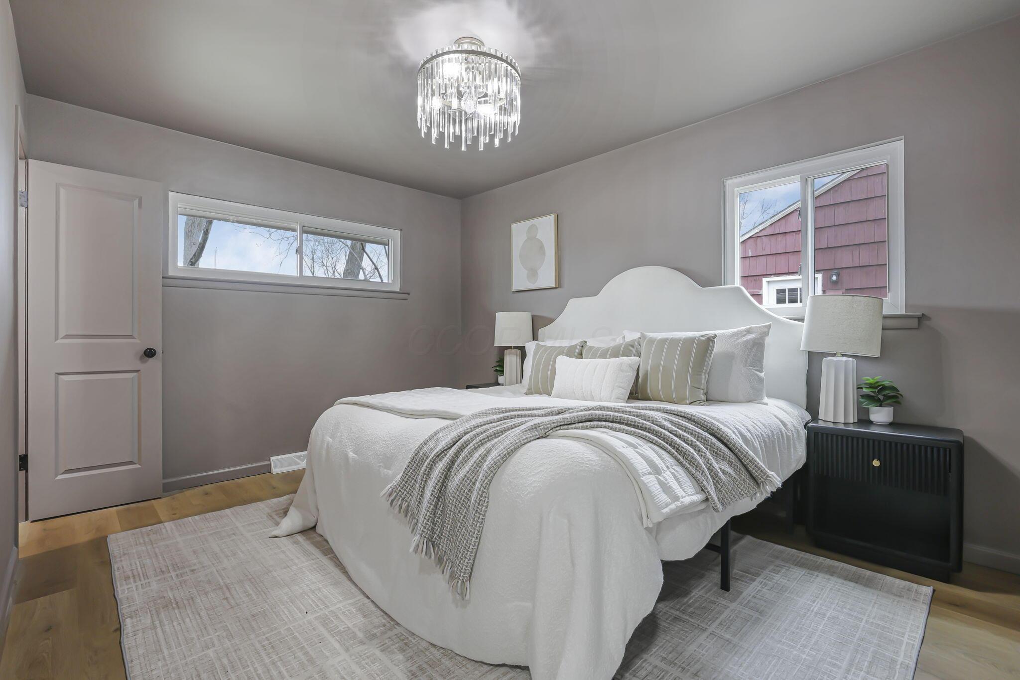 727 Kettering Road Columbus, OH 43202 - Photo 18 of 36 First floor primary ensuite has been tastefully color drenched, complete with new flooring, windows and lighting!