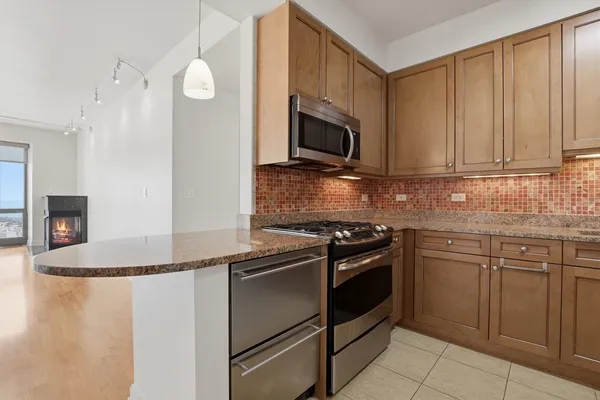 $875,000 | 130 North Garland Court, Unit 1803, Chicago, IL 60602