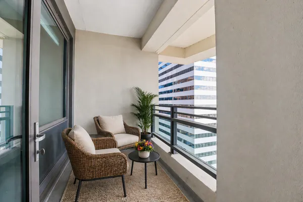 $875,000 | 130 North Garland Court, Unit 1803, Chicago, IL 60602