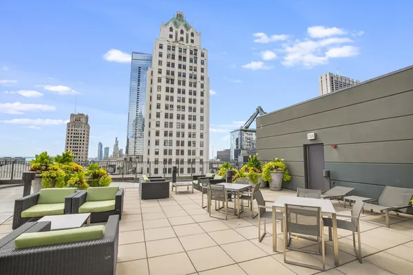 $875,000 | 130 North Garland Court, Unit 1803, Chicago, IL 60602