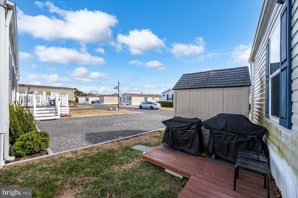 a view of yard in front of house
