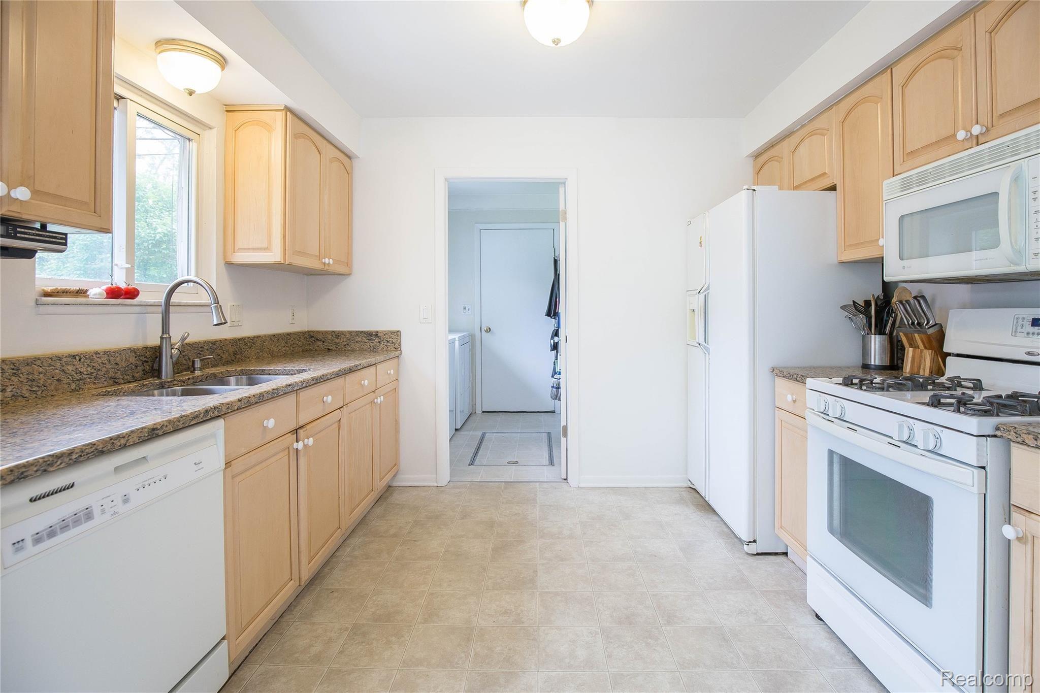 2695 Emmons Avenue Rochester, MI 48307 - Photo 7 of 16 00-8.JPG