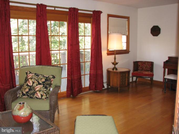 14709 Harold Road Silver Spring, MD 20905 - Photo 8 of 12 Living Room