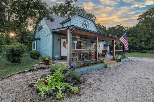 a view of a house with backyard and garden