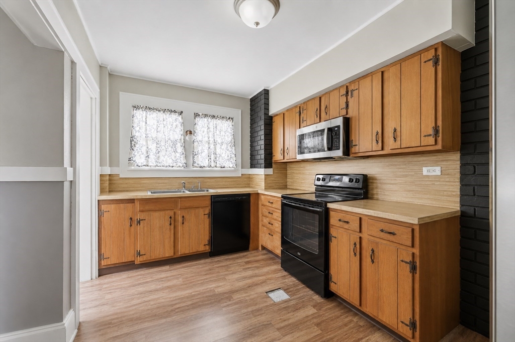 42 Reed Street Agawam, MA 01001 - Photo 10 of 24