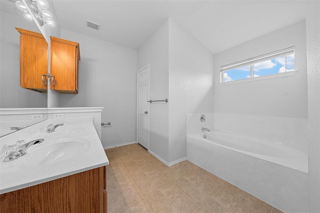 10120 Salem Way Waco, TX 76708 - Photo 16 of 19 a bathroom with a bathtub and a sink