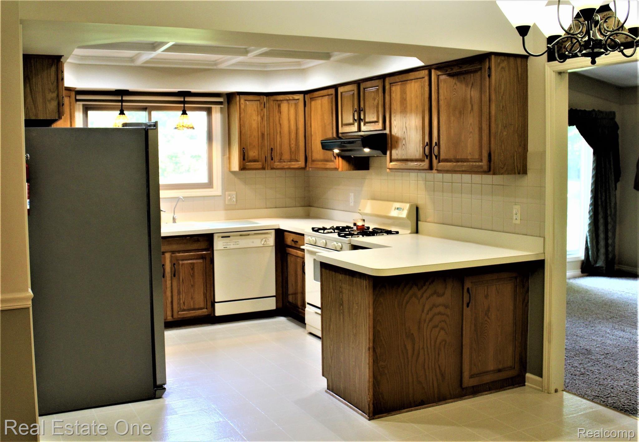 648 Kentucky Drive Rochester, MI 48307 - Photo 10 of 21 1-9.jpg
