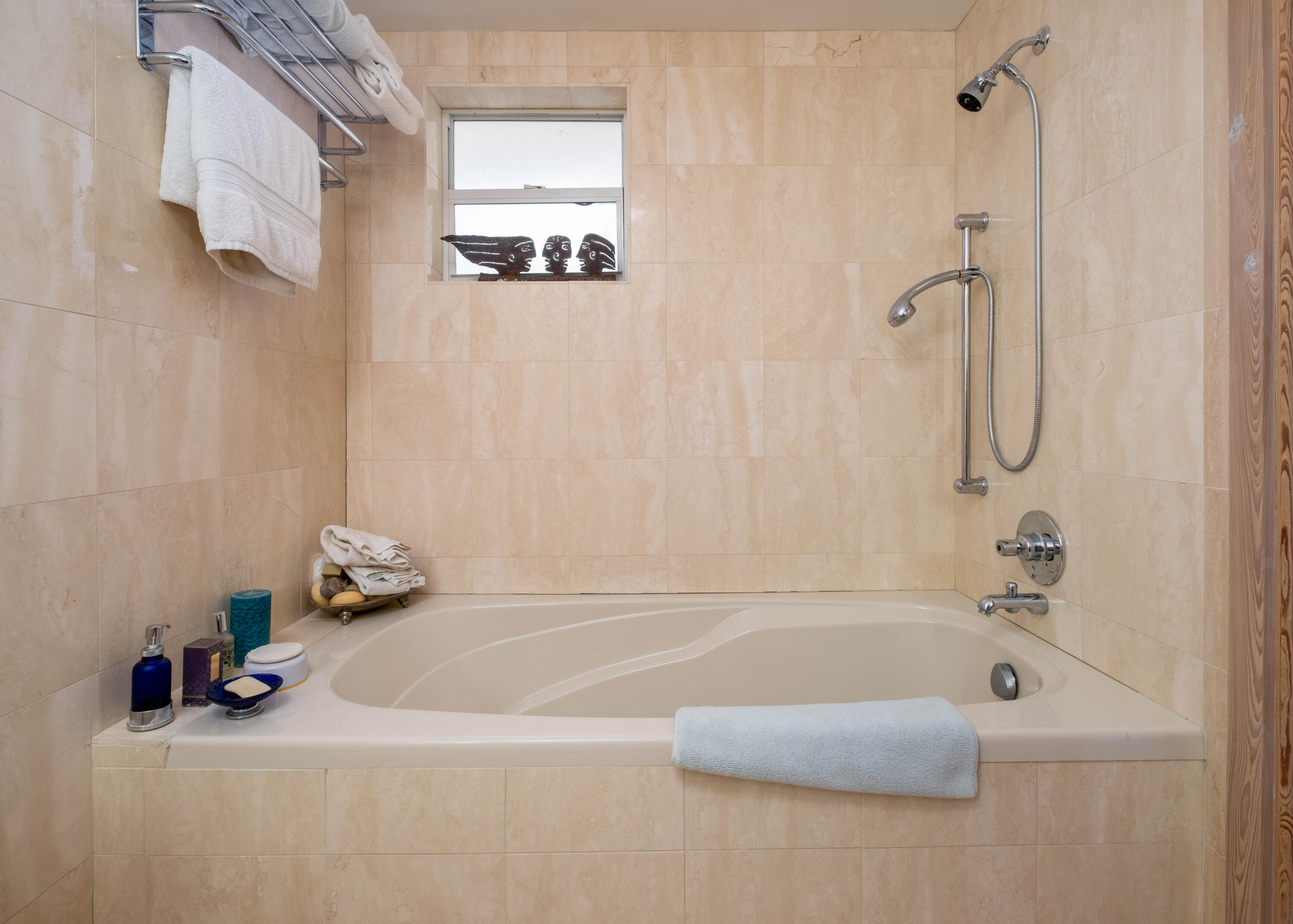 180 South Airport Road Tavernier, FL 33070 - Photo 22 of 33 a bathroom with a bath tub