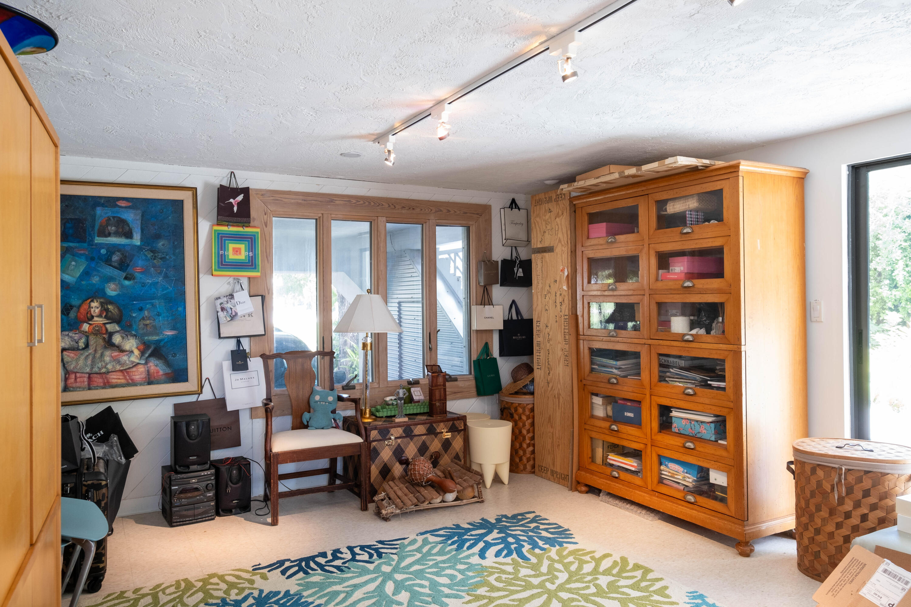 180 South Airport Road Tavernier, FL 33070 - Photo 26 of 33 a living room with furniture a rug and a large window