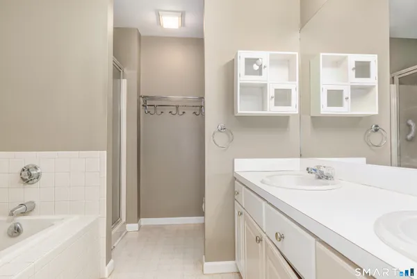 a view of entryway with washer and dryer